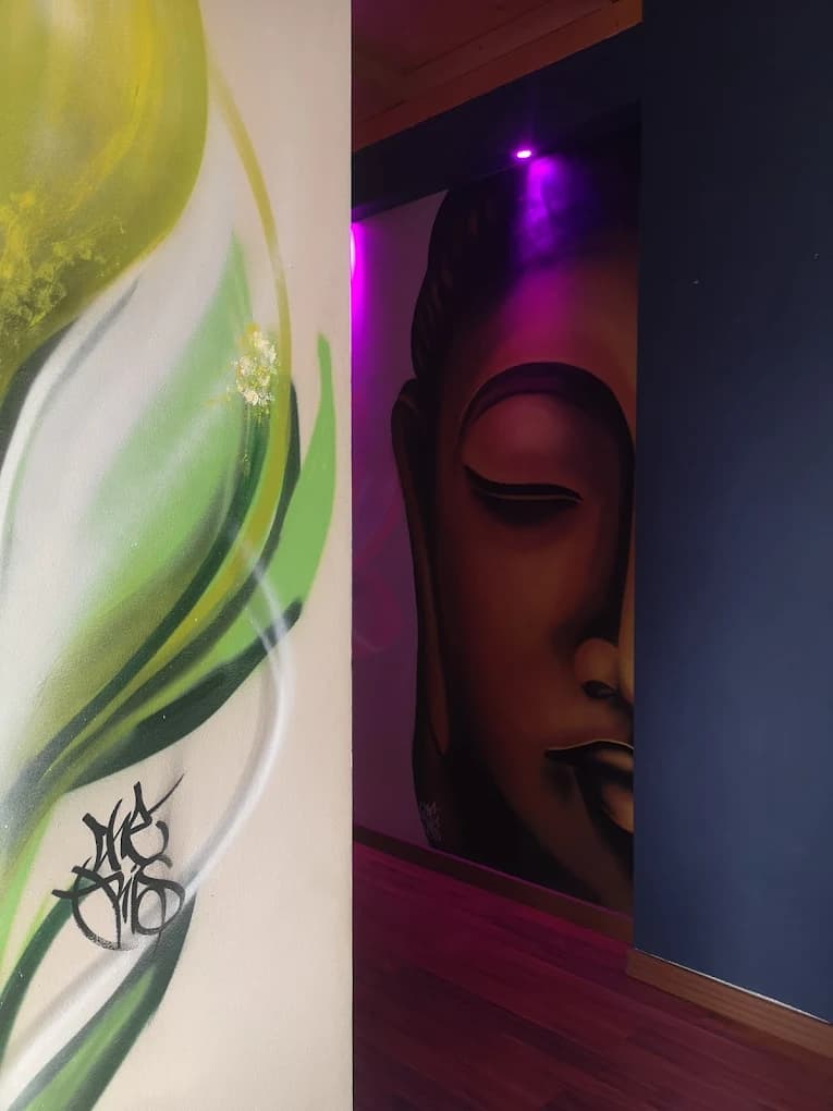 Ambiente rilassante con decorazioni thailandesi al centro estetico Daa Thai Spa Lodi